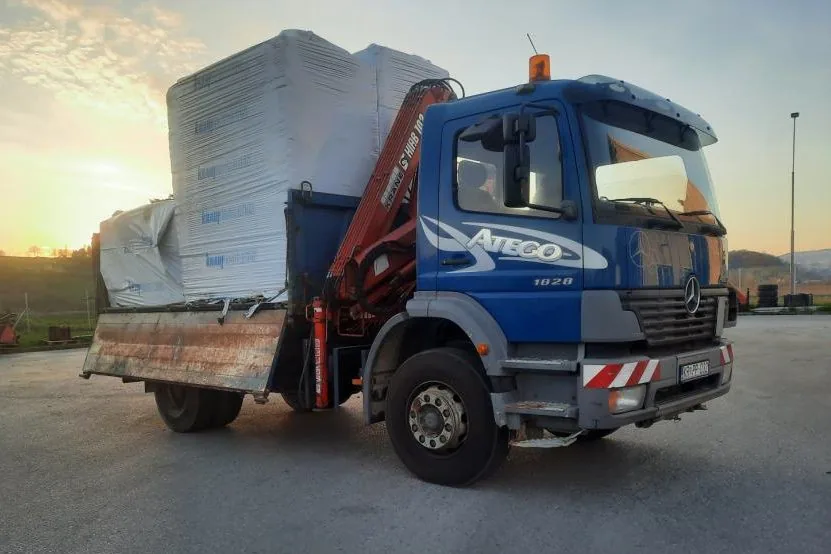 Kamion s kranom za prijevoz građevinskog materijala